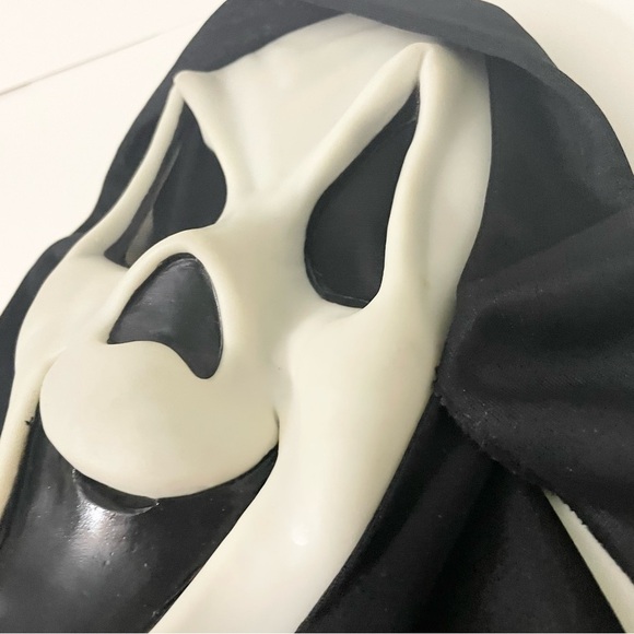 Scream Smiling Ghost Face Mask Fun World Div Glow in the Dark Halloween - Picture 7 of 16